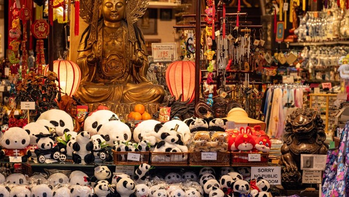 23 Turis 'Disekap' di Toko Oleh-oleh: Kenapa Tolak Belanja Bisa Berujung Tragedi?