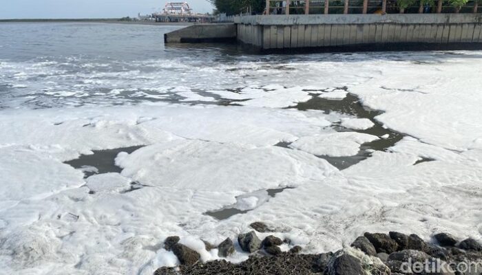 “Misteri Lautan Berbusa Putih di Jembatan Suramadu Terungkap: Ini Penyebabnya!”
