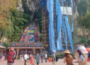 **Jangan Kaget! Patung Dewa Murugan di Batu Caves Sedang ‘Selimutan’ Plastik**