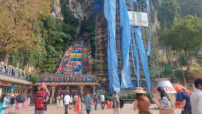 **Jangan Kaget! Patung Dewa Murugan di Batu Caves Sedang 'Selimutan' Plastik**