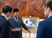 **Saat Prabowo Pamerkan Foto Bayi Panda ‘Satrio’ ke Ketua MPR China di Istana Merdeka**