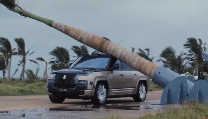 **Uji Ketahanan Ekstrem SUV BYD YangWang U8: Ditimpa Pohon Palem, Hasilnya Menakjubkan**