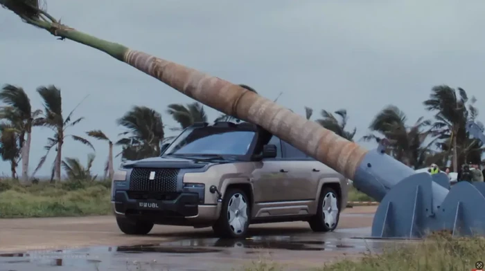 **Uji Ketahanan Ekstrem SUV BYD YangWang U8: Ditimpa Pohon Palem, Hasilnya Menakjubkan**