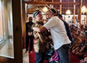 “Rahasia Cinta Tanah Air: Momen Dua PB XIV Keraton Solo Bertegur Sapa dan Cipika Cipiki di Masjid Agung”