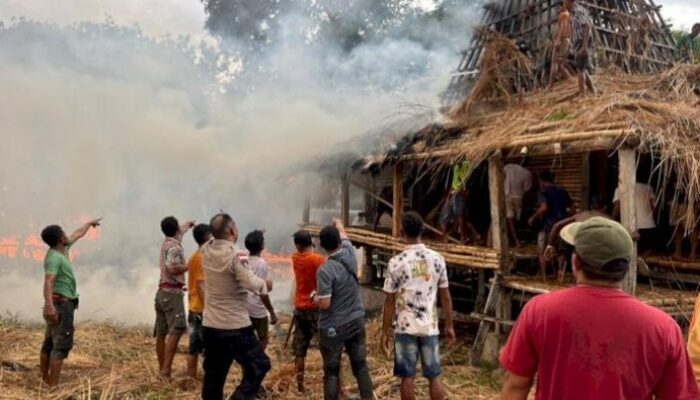 Duh, 28 Rumah Adat di Kampung Waru Wora Sumba Terbakar Hebat – Update 1