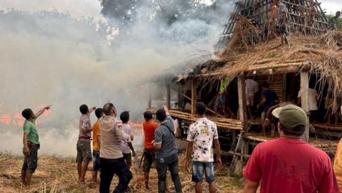 Duh, 28 Rumah Adat di Kampung Waru Wora Sumba Terbakar Hebat - Update 1