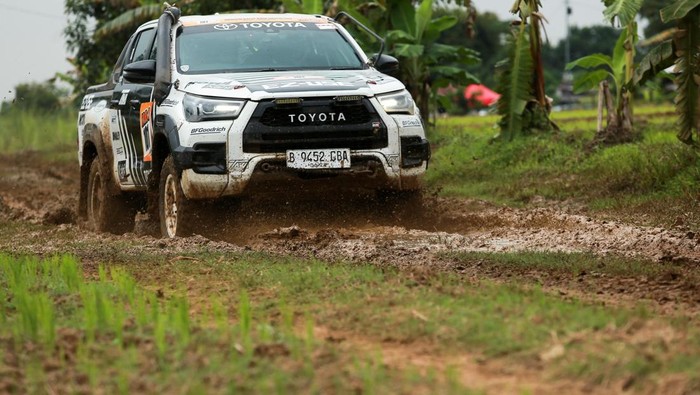 **Toyota Hilux: Dari Kendaraan Niaga ke Mobil Balap Reli**