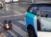 Ngeri! Taksi Otonom Tabrak Dua Pejalan Kaki, Ada yang Kejepit di Bawah Mobil: Kecelakaan Serius di Zhuzhou