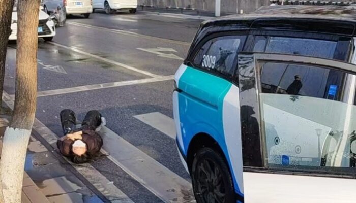 Ngeri! Taksi Otonom Tabrak Dua Pejalan Kaki, Ada yang Kejepit di Bawah Mobil: Kecelakaan Serius di Zhuzhou