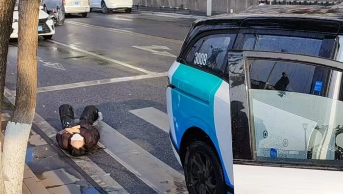 Ngeri! Taksi Otonom Tabrak Dua Pejalan Kaki, Ada yang Kejepit di Bawah Mobil: Kecelakaan Serius di Zhuzhou
