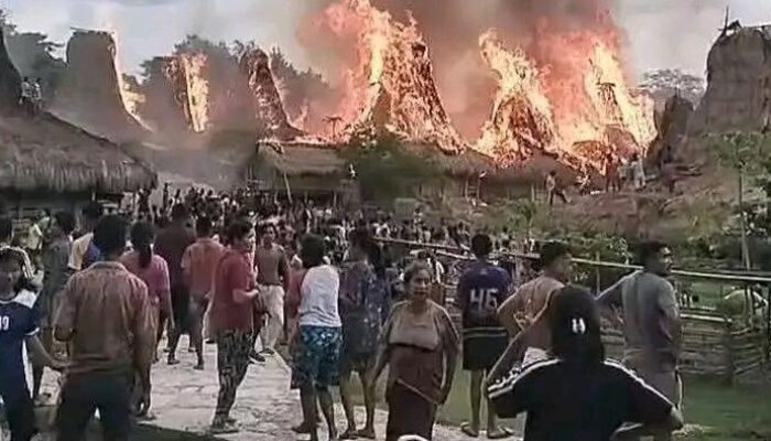 **Kebakaran Kampung Adat Waru Wora, Sumba Barat: Janji Perbaikan dari Bupati**