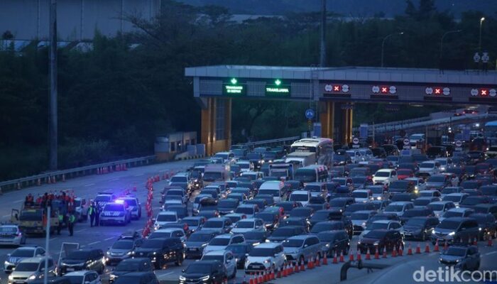 “26 Ruas Jalan Tol Berikan Diskon Akhir Tahun, Ini Waktunya Hemat! 🚗🎉”