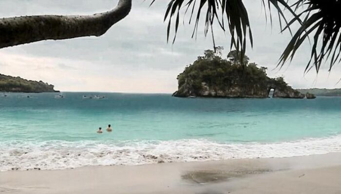 Pantai Crystal Bay Kebanjiran, Aktivitas Wisata Ditutup Sementara – Update 1