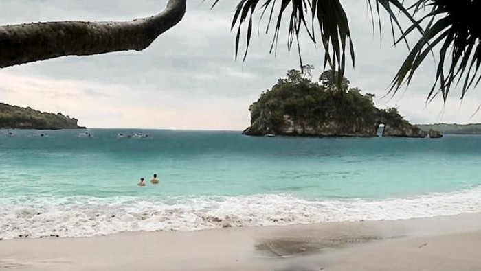 Pantai Crystal Bay Kebanjiran, Aktivitas Wisata Ditutup Sementara - Update 1