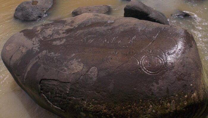 **Pengalaman Eksklusif di Prasasti Muara Cianten, Sejarah Kerajaan Tarumanegara di Bogor**