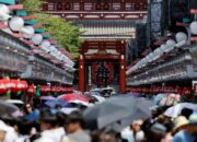 Kacau, Turis China Kasih ‘Uang Neraka’ ke Kuil Jepang: Kisah Menjijikkan di Balik Tradisi