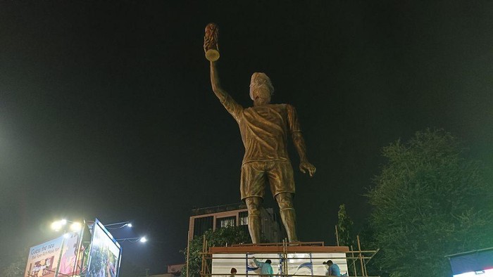 **Patung Raksasa Messi di Kolkata, India: Misteri Wajah yang Mirip Ronaldo!**