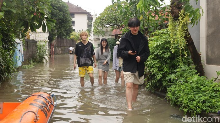 **Denpasar Banjir, Turis-Turis Dievakuasi dengan Perahu Karet: Kisah Survival di Bali**