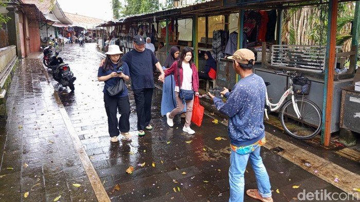 Candi Mendut Dipugar, Omzet Pedagang Anjlok: Kisah Dua Dunia yang Beradu