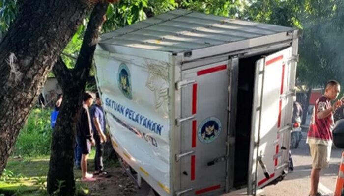 Kecelakaan di Depok: Boks Mobil MBG Terlepas dari Rangka – Apa yang Terjadi?