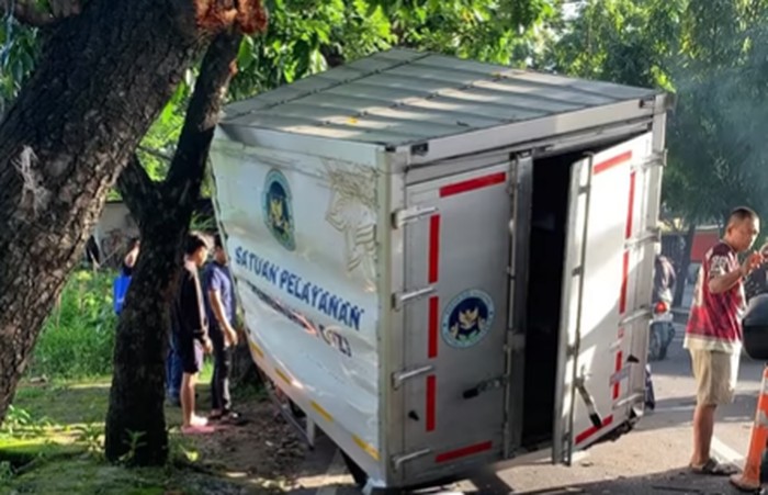 Kecelakaan di Depok: Boks Mobil MBG Terlepas dari Rangka - Apa yang Terjadi?