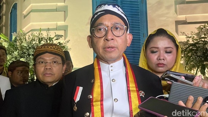 **Eksplorasi Budaya di Keraton Solo: Menjelajahi Pusat Kebudayaan dengan Fadli Zon**