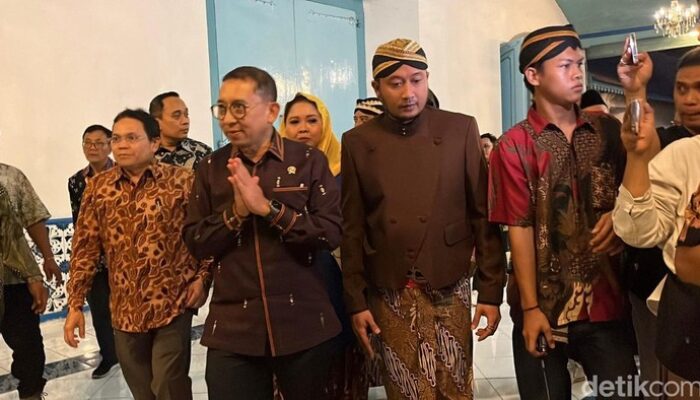 **Fadli Zon Resmikan Panggung Sanggabuwono Keraton Solo, PB XIV Purbaya Tak Hadir**