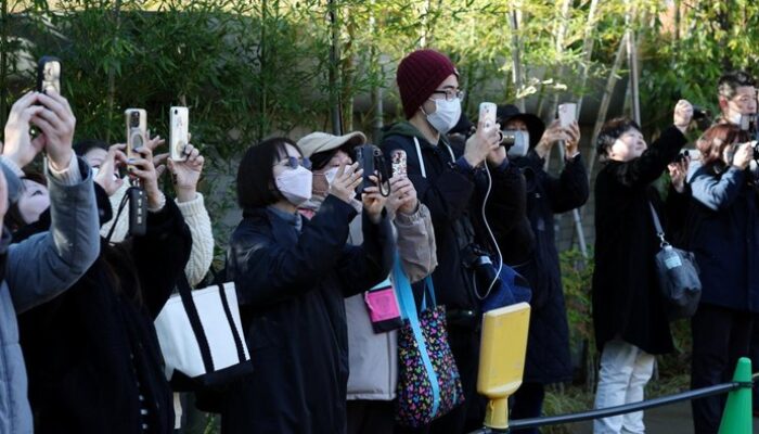 **Warga Tokyo Antre Panjang untuk Bersua dengan Panda Kembar Ueno Sebelum Kembali ke Tiongkok**