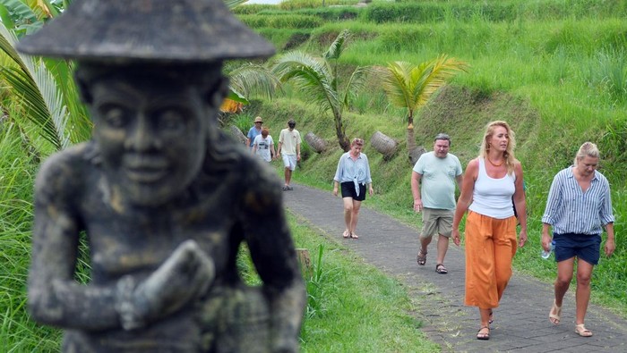 **Misteri Pariwisata Bali: Turis Penuh Jalan, Hotel Kosong di Nataru 2025**