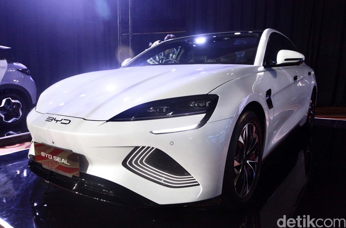 **Seberapa Laris Sedan Listrik di Indonesia? Analisis Penjualan dan Tren Terkini**