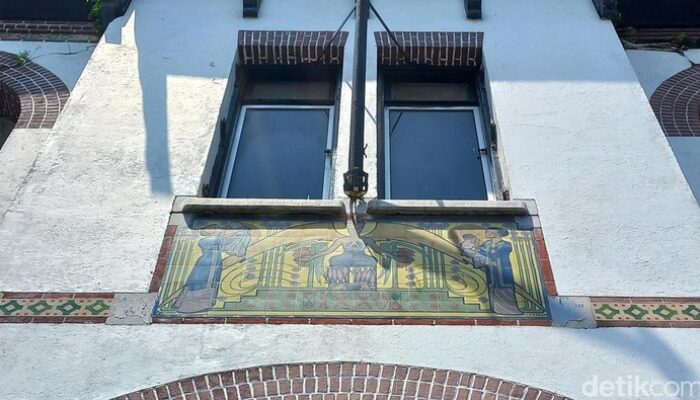 “Misteri Lukisan Malaikat yang Menjaga Gedung Singa di Surabaya: Mitos atau Realitas?”