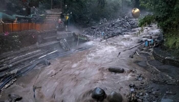 Banjir Bandang Menerjang Wisata Guci, Kolam Air Panas Menghilang!