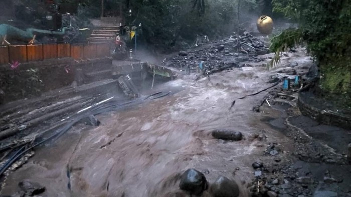 Banjir Bandang Menerjang Wisata Guci, Kolam Air Panas Menghilang!