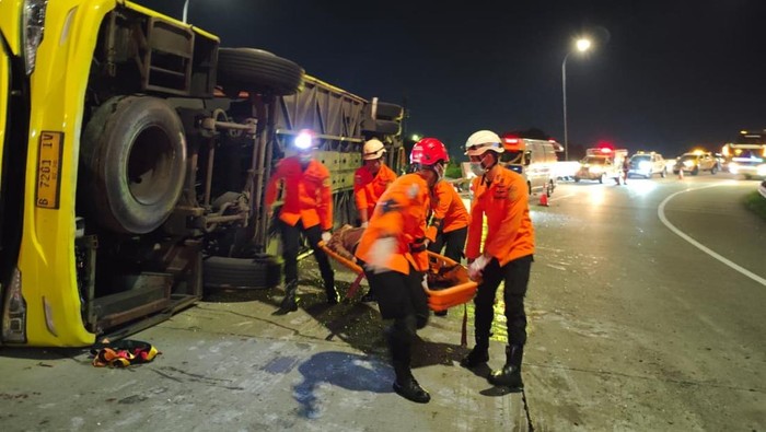 Tragedi Maut Bus PO Cahaya Trans: Sopir Ngantuk, 15 Nyawa Hilang di Krapyak!