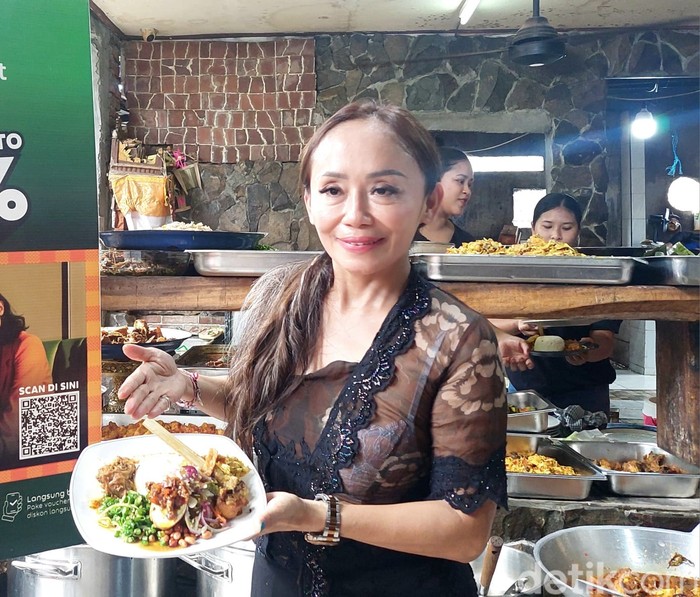 Pesan Semangat di Hari Ibu dari Pemilik Warung Bu Oki nan Legendaris di Bali