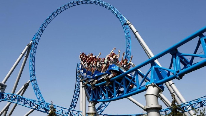 **Petualangan Menakutkan di COTA Austin: Roller Coaster Berhenti Mendadak, 2 Penumpang Tergantung Setengah Jam**