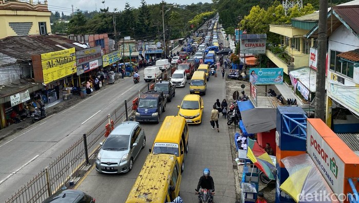 **Macet di Puncak Pasti Terjadi, Polisi Imbau Jangan Tergiur Jalur Alternatif!**
