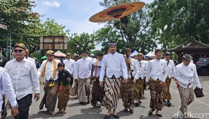 “Sah! PB XIV Mangkubumi Salat Jumat 7 Kali Berturut-turut: Cerita Menakjubkan di Masjid Agung Solo”