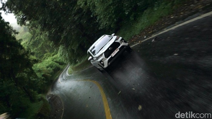 **Menaklukkan Kaki Gunung Rinjani dengan Toyota New Veloz Hybrid: Uji Performa di Lombok**