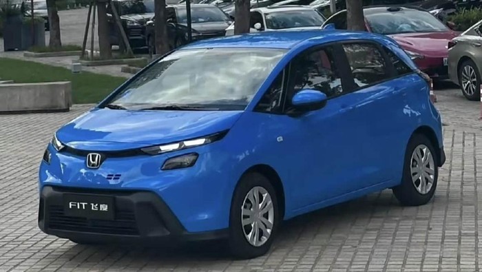 **Bocoran Terbaru Honda Jazz Facelift, Desain Lampu Lebih Agresif**
