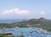 **Cuaca Ekstrem Menerjang Labuan Bajo: Kapal Wisata Ditangguhkan Sementara**