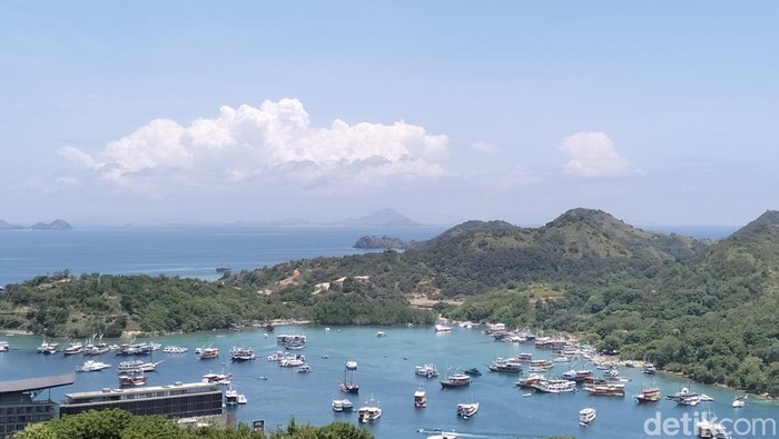 **Cuaca Ekstrem Menerjang Labuan Bajo: Kapal Wisata Ditangguhkan Sementara**