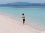Keluarga Tulis Nama Pelatih Valencia dan Anak di Pantai Pink, Menyusuri Pesona Travel Unik