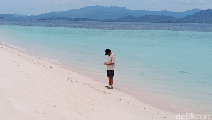 Keluarga Tulis Nama Pelatih Valencia dan Anak di Pantai Pink, Menyusuri Pesona Travel Unik