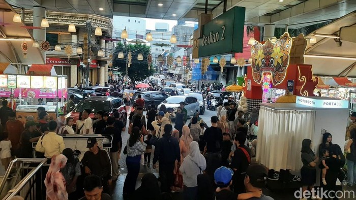 **Meriahnya Blok M di Tahun Baru, Antrean Panjang di Tempat Kuliner Favorit**