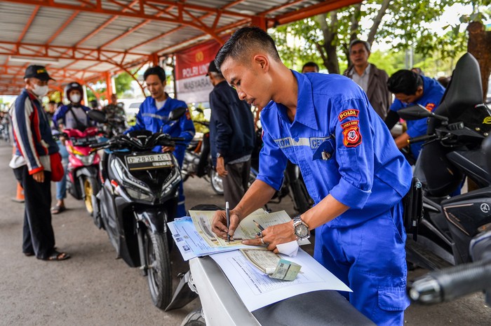 **Dedi Mulyadi Tegaskan Pajak Kendaraan 2026 Tetap Stabil, Pajak Angkutan Umum Berkurang**