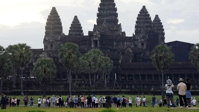 **Kamboja-Thailand Perang, Kunjungan Turis ke Angkor Wat Turun: Eksplorasi Ikon Eksotis di Tengah Gejolak**