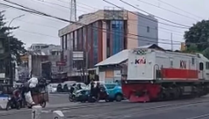 Brak! Taksi Listrik VinFast Ditabrak Kereta usai Terobos Palang: Insiden Viral di Media Sosial