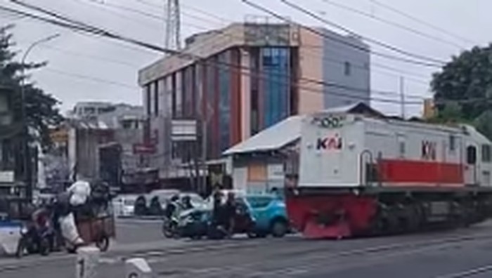 Brak! Taksi Listrik VinFast Ditabrak Kereta usai Terobos Palang: Insiden Viral di Media Sosial