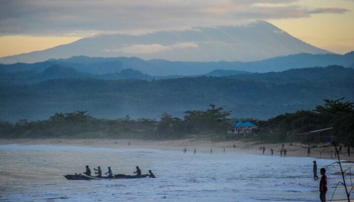 **Pantai Santolo, destinasi viral dengan wisatawan dan pungli petugas di Garut**